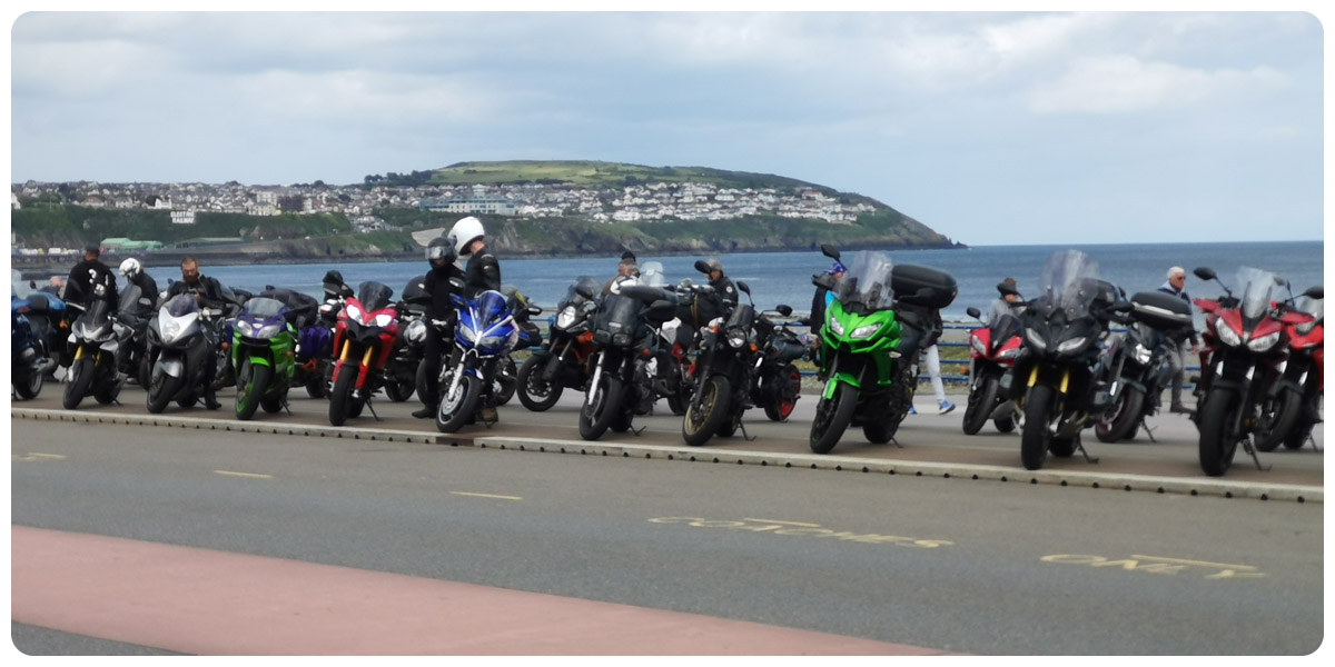 La promenade de Douglas avec des motos au premier plan